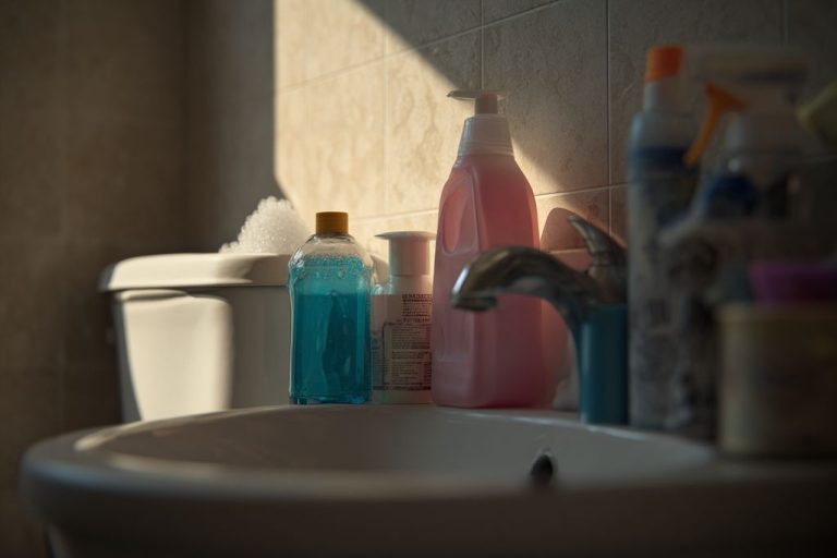 Pourquoi mon WC mousse tout seul : problème ou entretien mal fait ?